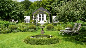 Runde Formen und akkurate Schnitte zeichnen diesen Garten in Niedersachsen aus.